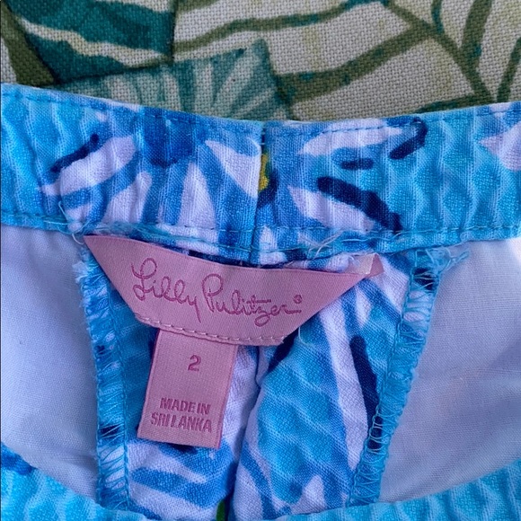 Lilly Pulitzer daisy blue shorts 🌼 - Picture 3 of 9